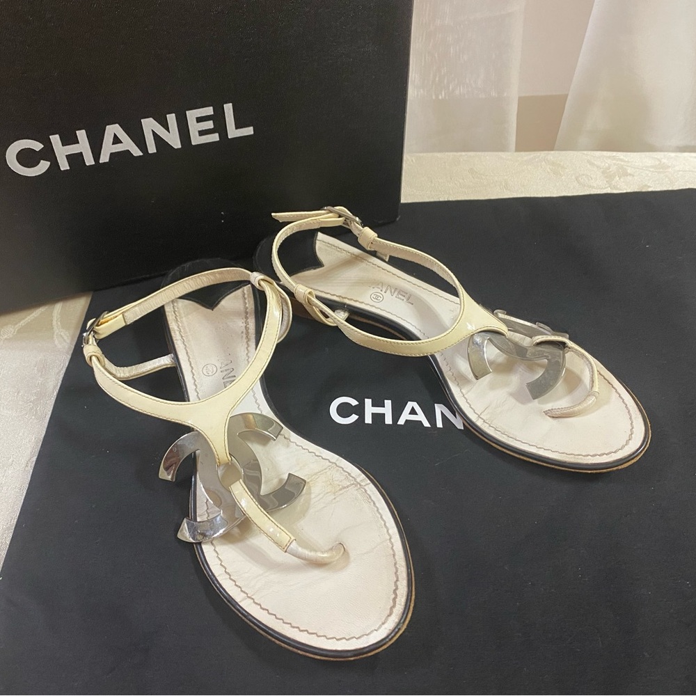 🆕 Chanel CC oversized Logo Thong Sandals 🩴 - Picture 2 of 7